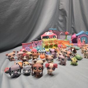 Littlest Pet Shop Toy Lot with Pastel Playset